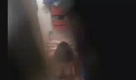 Heiße Brünette spielt vor der reife porno stars Kamera