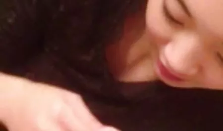 zierliche schwarze Frau, die Rollenspiele genießt reife ladies porn