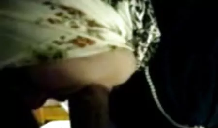 Heiße reife blondine fickt blonde russische MILF, die draußen aufwirft