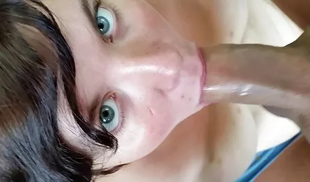 Saugen Sie das sexfilme mit frauen über 50 Sperma von seinem Schwanz